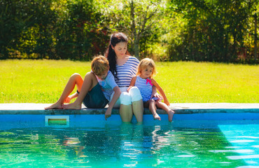 Fototapeta na wymiar family by the pool
