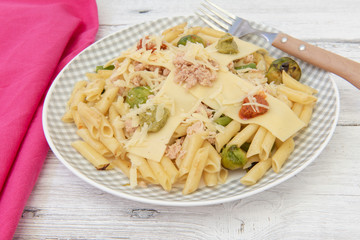 Pasta de macarrones con salsa roja, amarilla y verde.