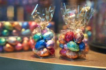 Fototapeta premium Traditional colorful Easter chocolate eggs in a confectionery storefront in Brussels, Belgium