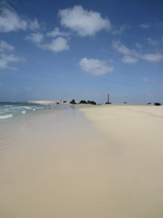 Strand mit Schornstein der alten Ziegelei auf Boa Vista, Kap Verden