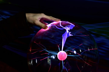 Hand over plasma lamp (tesla coil)