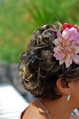 Obraz na płótnie Canvas Seitenprofil einer Frau mit Blume im Haar