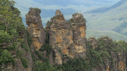 Fototapeta na wymiar Famous Three sisters rock formation in The Blue Mountains NP, Australia.