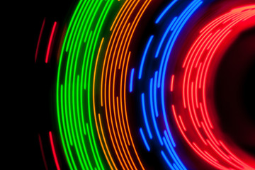 Trayectorias circulares formadas por LEDS de colores que se encienden y apagan al ritmo de diferentes patrones digitales.