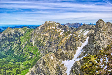 Fototapeta na wymiar Dieses einzigartige Foto zeigt die großartigen Berge im Allgäu in Bayern. Auf den Bildern sehen Sie auch die einzigartige Wolkenlandschaft.