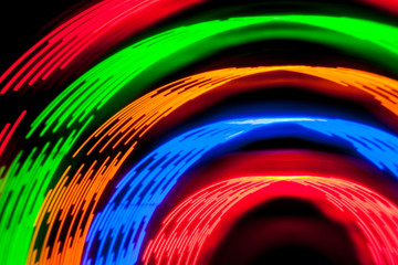 Trayectorias circulares formadas por LEDS de colores que se encienden y apagan al ritmo de...