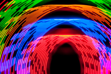 Trayectorias circulares formadas por LEDS de colores que se encienden y apagan al ritmo de...