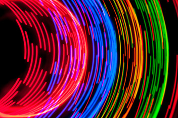 Trayectorias circulares formadas por LEDS de colores que se encienden y apagan al ritmo de diferentes patrones digitales.