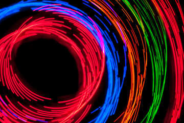 Trayectorias circulares formadas por LEDS de colores que se encienden y apagan al ritmo de diferentes patrones digitales.