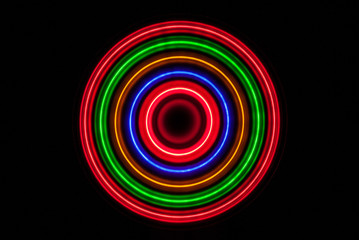 Fototapeta na wymiar Trayectorias circulares formadas por LEDS de colores que se encienden y apagan al ritmo de diferentes patrones digitales.