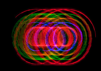 Trayectorias circulares formadas por LEDS de colores que se encienden y apagan al ritmo de diferentes patrones digitales.