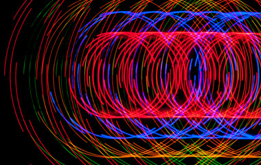 Trayectorias circulares formadas por LEDS de colores que se encienden y apagan al ritmo de diferentes patrones digitales.