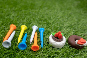 Naklejka premium Colourful golf tee are on green grass