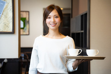 カフェでアルバイトする女の子