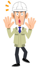 ヘルメットを装着して驚く工務店の男性