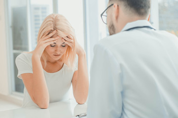 Obraz premium Doctors talk to patients, the concept and description of symptoms, the illness.