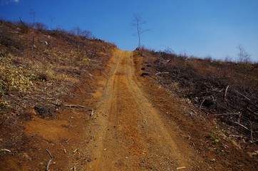 未舗装道路の坂