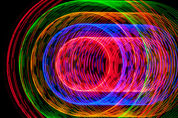Trayectorias circulares formadas por LEDS de colores que se encienden y apagan al ritmo de diferentes patrones digitales.