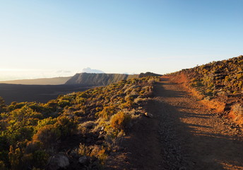 Obraz premium Crest path around the volcano in Reunion Island