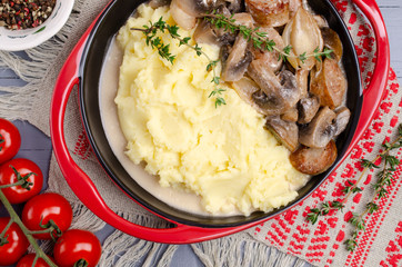 Mashed potatoes and slices of mushrooms