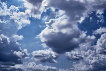 Obraz premium Clouds at sunset before rain blue sky