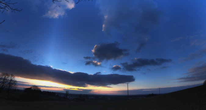 blauer Himmel mit Wolken kurz vor Sonnuntergang