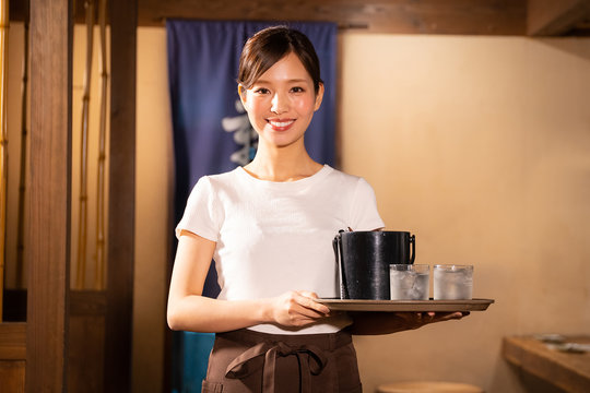 居酒屋でアルバイトする女の子 Stock Photo Adobe Stock