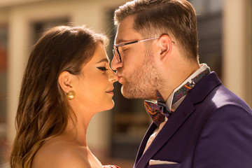 Naklejka premium Handsome man kissing woman nose
