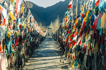 Gebetsfahnen entlang einer Brücke am Lhasa-Fluss