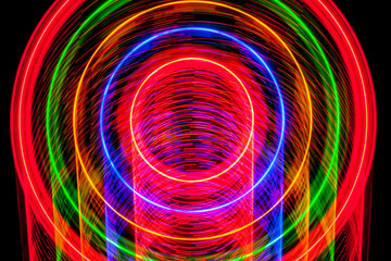 Trayectorias circulares formadas por LEDS de colores que se encienden y apagan al ritmo de...