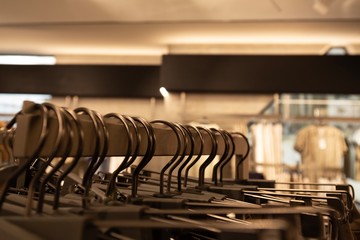 Percheros con perchas en tienda de ropa