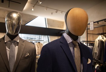 Maniquí masculino en tienda de ropa