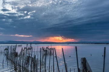 Cielo frío nublado al atardecer