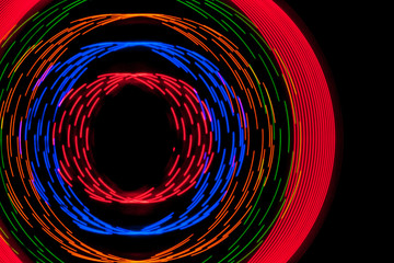 Trayectorias circulares formadas por LEDS de colores que se encienden y apagan al ritmo de diferentes patrones digitales.