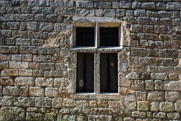 Fototapeta na wymiar vieille fenêtre à La Garde Guérin en Lozère en France