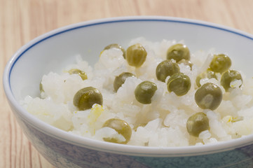 春の味覚　豆ご飯