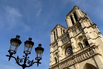 Fototapeta na wymiar Notre Dame de Paris et réverbère. 15-04-2019 