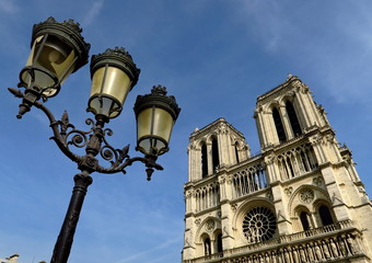 Fototapeta na wymiar Réverbère cassé et Notre Dame de Paris. 