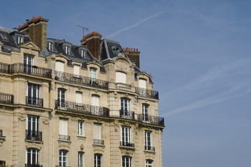 Fototapeta na wymiar Immeuble blanc parisien