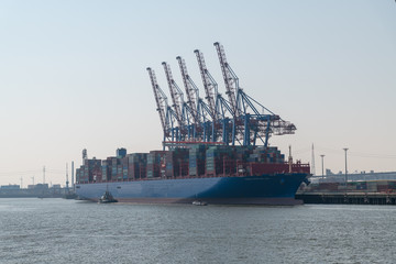 Kräne, Boote und Schiffe im Hamburger Hafen