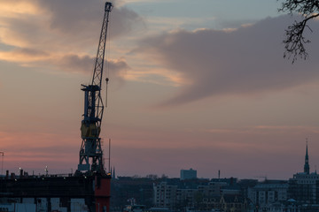 Kran im Hamburger Hafen in der "Blauen Stunde"