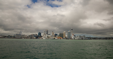Obraz premium Auckland New Zealand city skyline view from the water