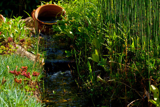 Gartenbrunnen mit Wasserfall und Seegras