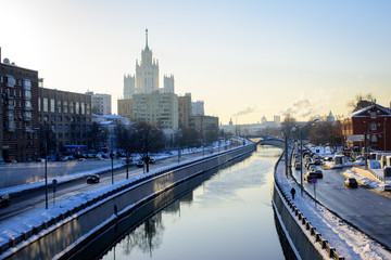 Obraz premium Winter landscape of the city river.
