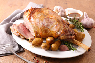baked lamb leg and sauce