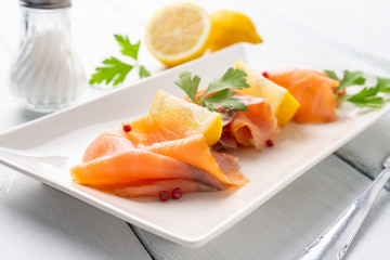 Piatto con fette di salmone affumicato e limone fresco
