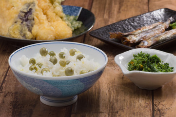 春の味覚　豆ごはん