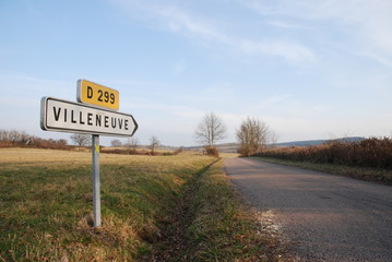 Panneau directionnel français sur petite route de campagne