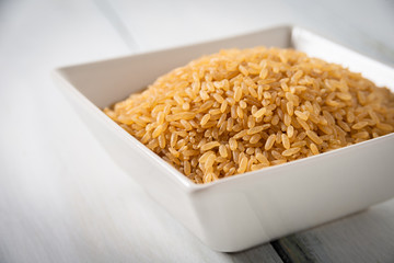 Ciotola di riso integrale crudo