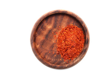Rotes Chili Chilipulver in einer Holzschale
